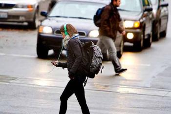 Uso del celular, gran riesgo para la seguridad del peatón