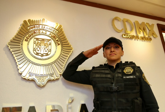 Reconocen y ascienden a mujer policía por frustrar secuestro