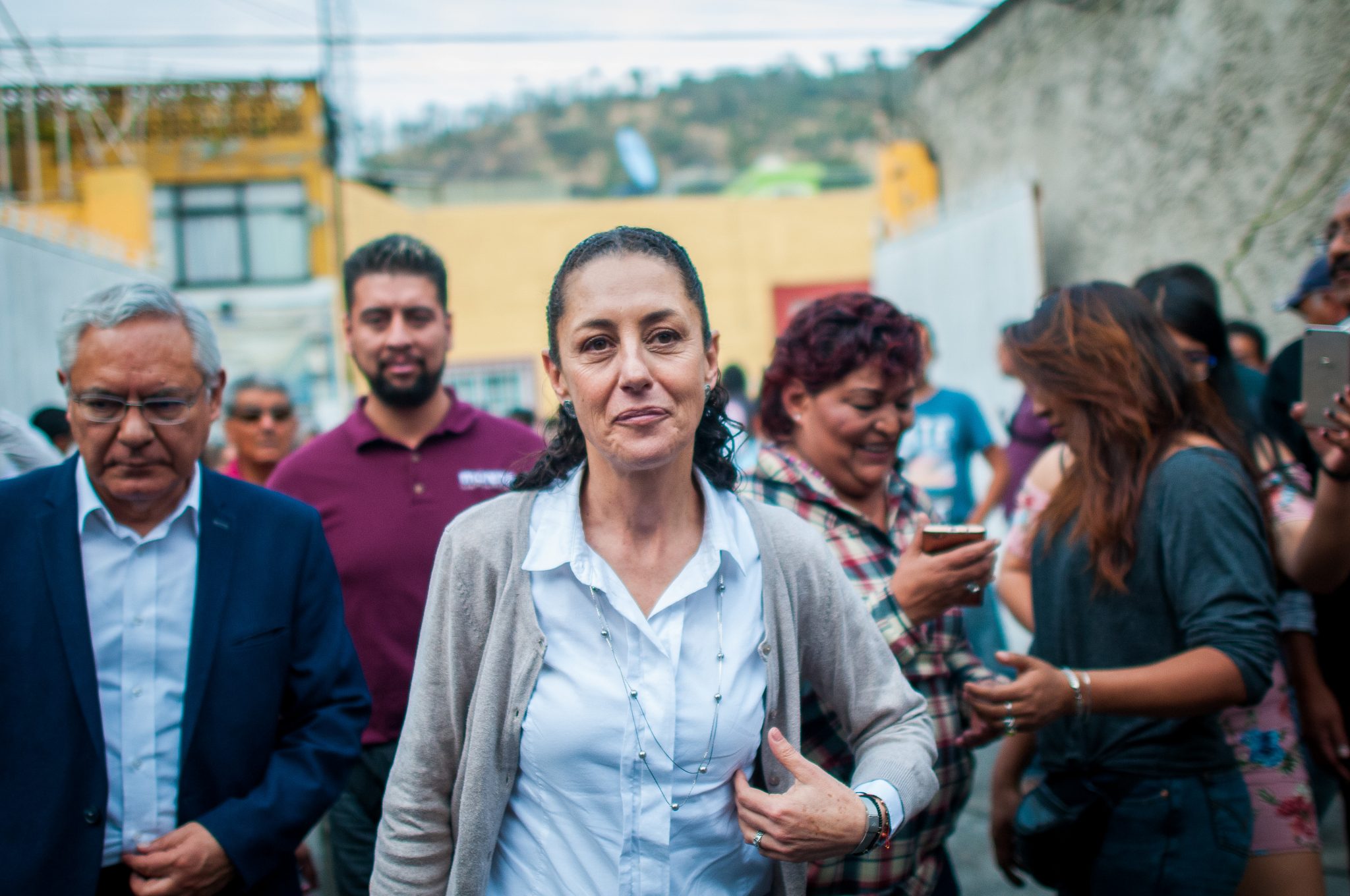 Entre empujones, damnificados en Xochimilco piden a Sheinbaum revisar predios