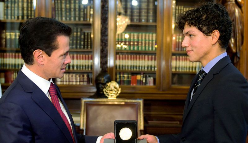 Entrega Peña Nieto Medalla Bellas Artes a Isaac Hernández