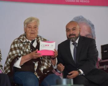 Entrega GCDMX 3 mil tarjetas de pensión alimentaria