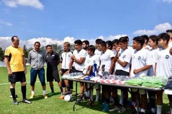 Entrega de uniformes a los Ángeles de la CDMX