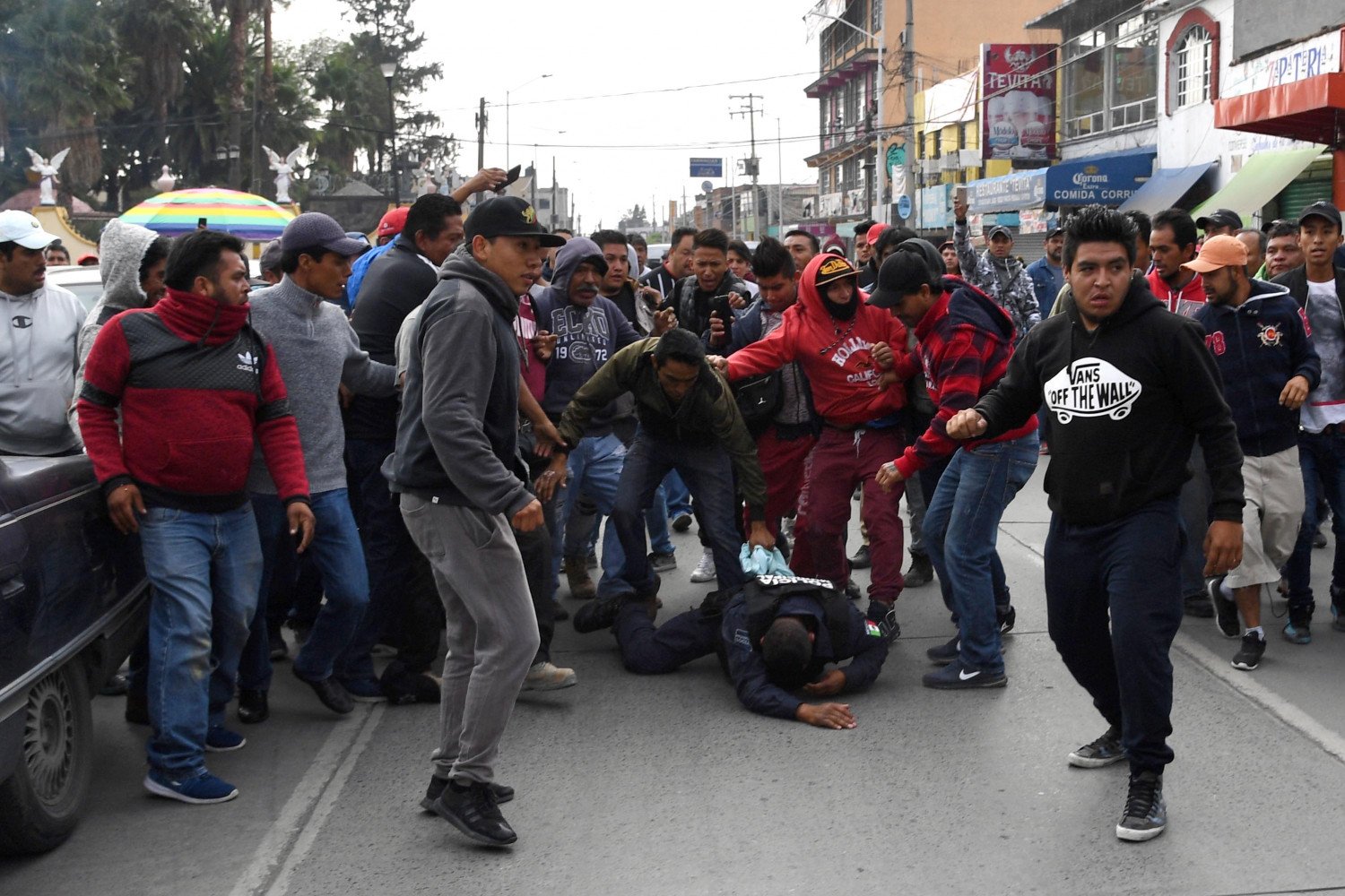 Durante operativo en Tultepec por pirotecnia clandestina agraden a policías