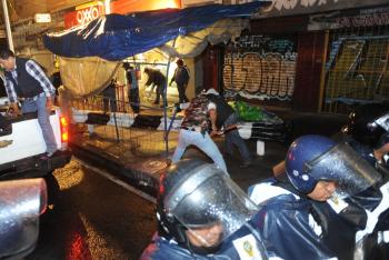 Retiran a ambulantes cerca del metro Portales