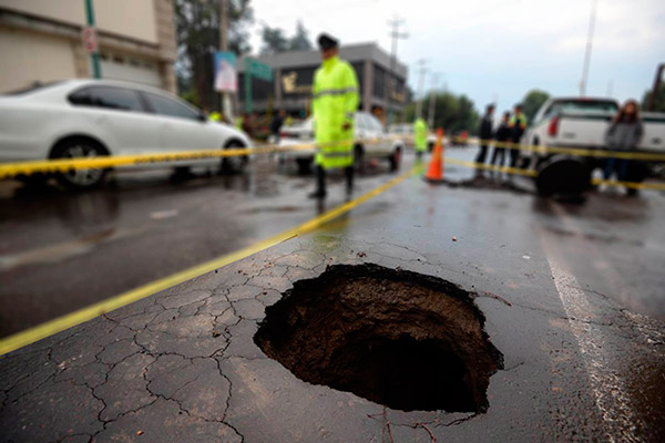 Hundimiento y fractura del suelo pueden causar desastres graves como los que provocan los sismos