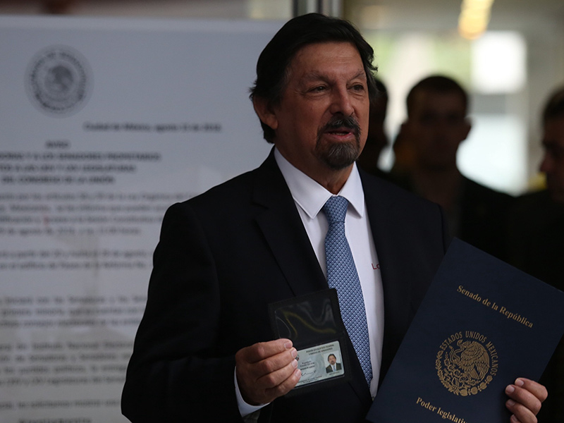 Se registra como senador Napoleón Gómez Urrutia