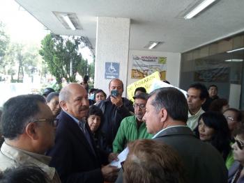 PROTESTAN USUARIOS DE ALBERCAS PÚBLICAS DE IZTACALCO POR DEFICIENCIAS EN EL SERVICIO