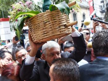 Baila AMLO al son de la Mixteca