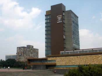 Porros agreden a contingente de estudiantes en Rectoría