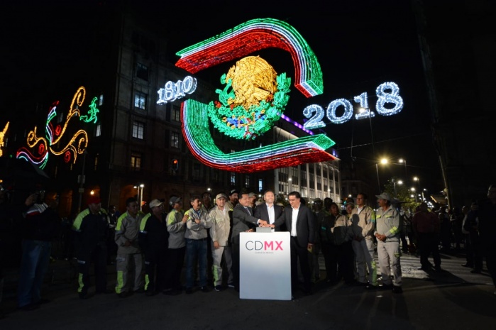 Iluminan Zócalo capitalino de verde, blanco y rojo para conmemorar Fiestas Patrias