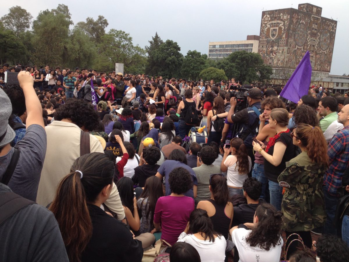 Miles de personas se dirigen a Rectoría de la UNAM