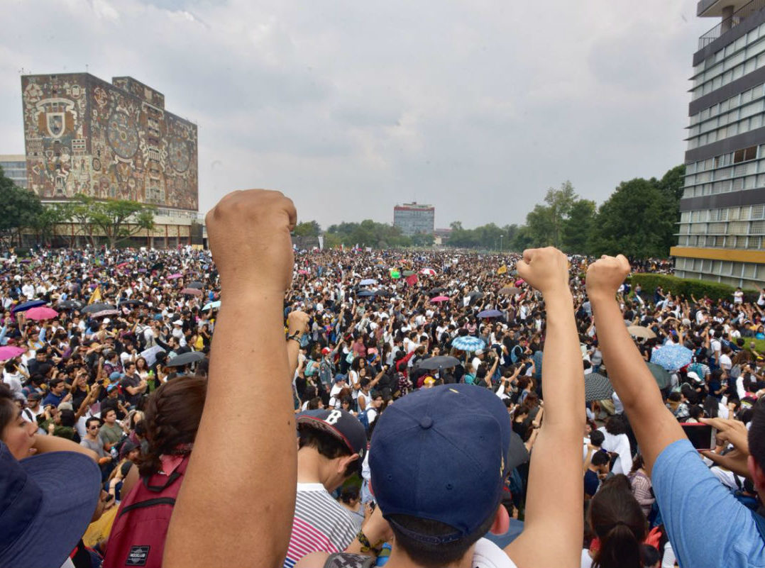 Al grito de ¡Fuera porros de la UNAM! Marchan miles a Rectoría