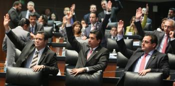 Que siempre sí habrá edecanes y botanas en el Senado
