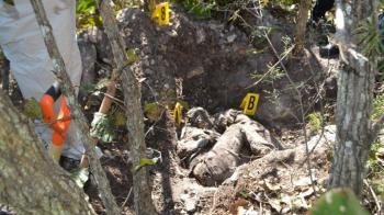 Hallan ropa de bebé en fosas de Veracruz
