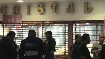Con mazos, roban joyería en Plaza Galerías