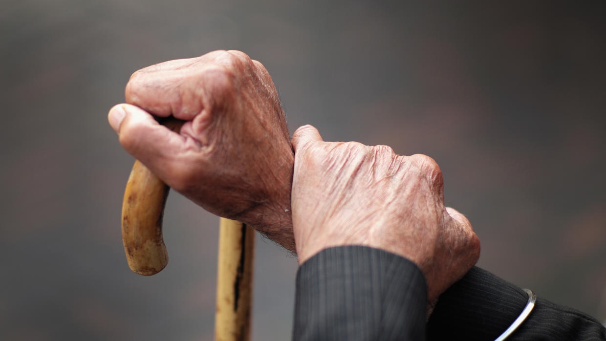 Adultos mayores recibirán pensión a partir de los 68 años