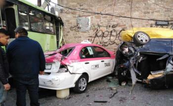 Autobús pierde el control y embiste tres autos; hay varios heridos