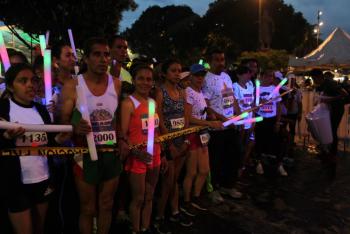 CON BAILE Y COLOR SE LLEVÓ A CABO LA SEGUNDA EDICIÓN DE LA CARRERA NEÓN PATRIO
