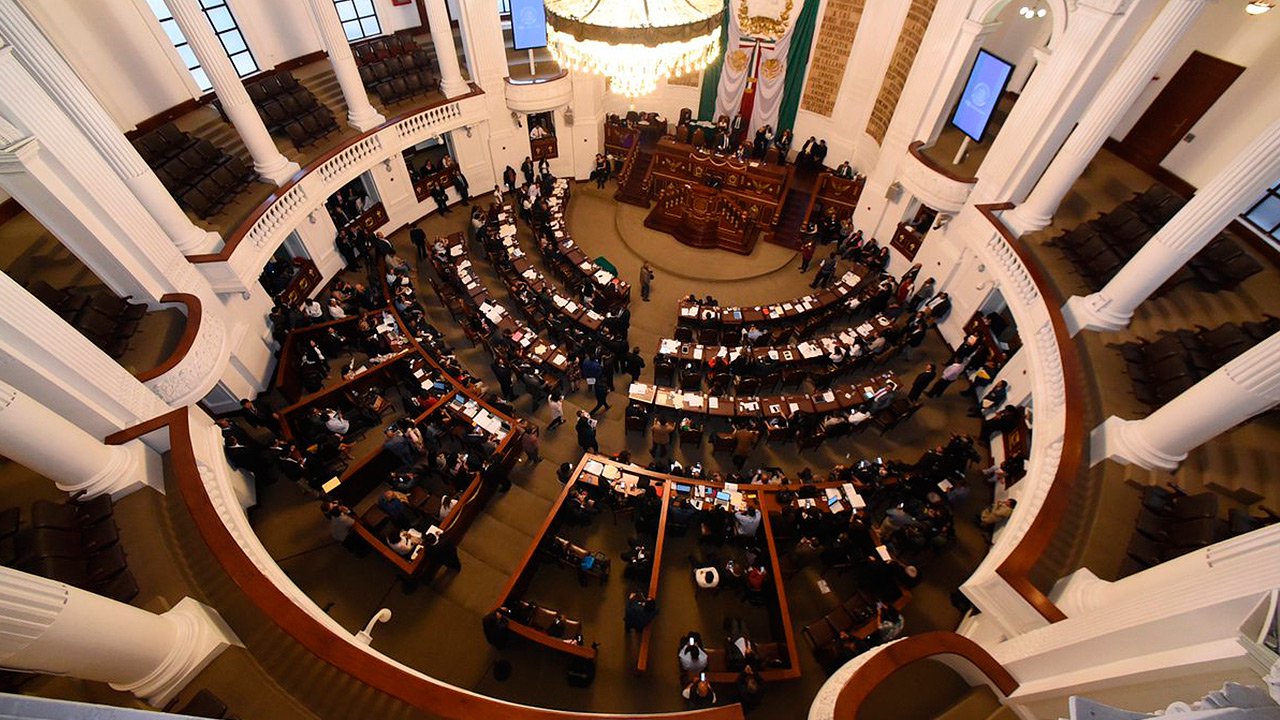 Presenta Morena iniciativa de ley de austeridad en Congreso local