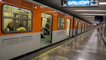 Mujer intenta arrojar a bebé a vías del tren
