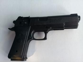 Asalta con pistola de plástico y lo detienen