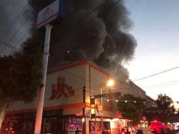 Se incendia tienda departamental en Iztapalapa