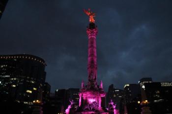 Iluminan CDMX de color rosa contra el cáncer de mama