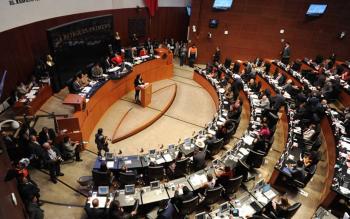Senadores se quedan con seguros siempre y cuando ellos lo paguen