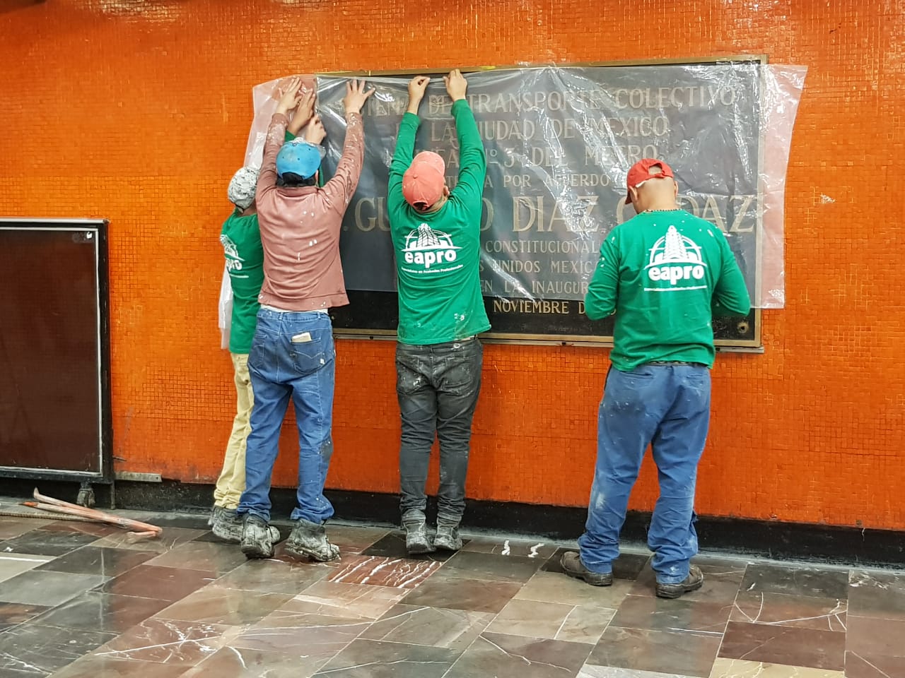 Retiran placas de Díaz Ordaz en el Metro