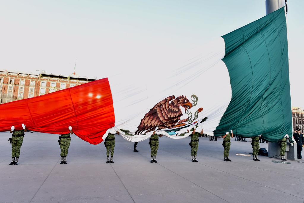 A 50 años de lo ocurrido en Tlatelolco, la bandera iza a media asta