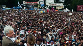 Sin autoritarismo, dice AMLO en ceremonia del 68