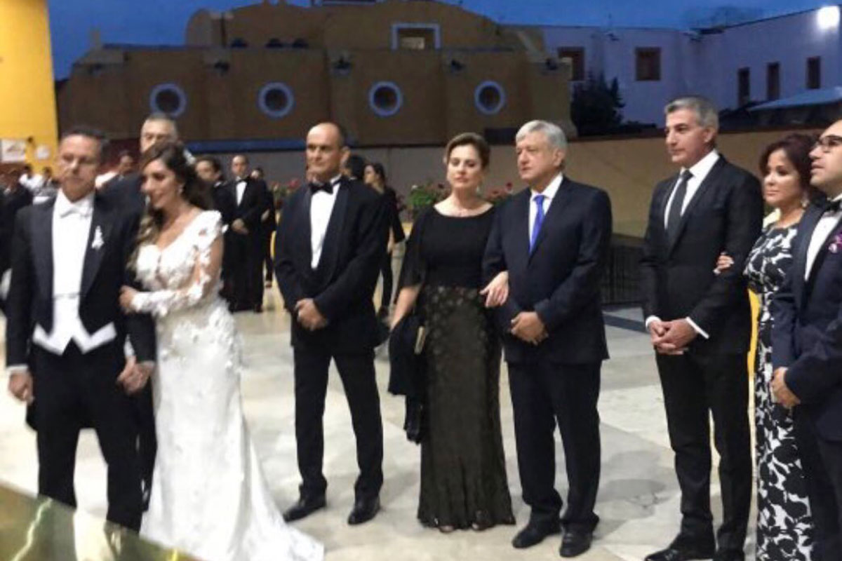 No me case yo, dice AMLO tras polémica boda de Cesar Yañez