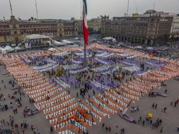 Megaofrenda del Zócalo en monerías de inmigrantes
