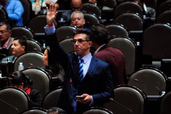 Sergio Mayer no da una, comparte "link" pirata para descargar libros