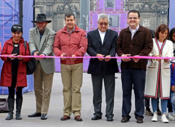 Inauguran Ofrenda Monumental en Zócalo capitalino dedicada a migrantes
