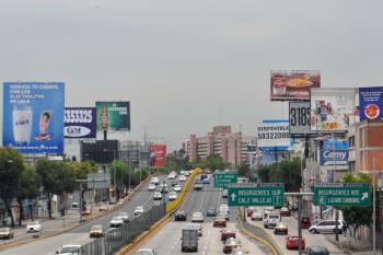 Retiran espectaculares de Azcapotzalco