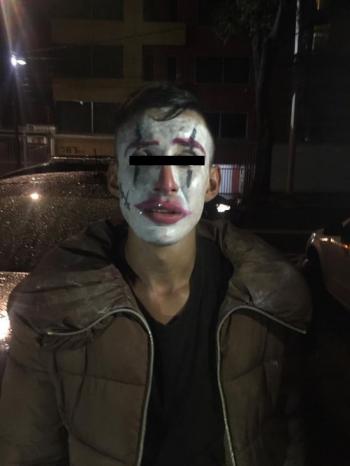 POLICÍAS ARRESTARON POR ROBO A UN HOMBRE MAQUILLADO COMO EL CUERVO