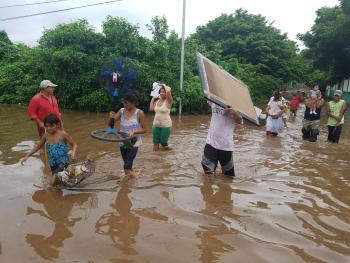Promete AMLO apoyos en Nayarit por inundaciones
