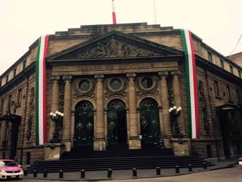 Morena presenta iniciativa de ley de austeridad en Congreso local