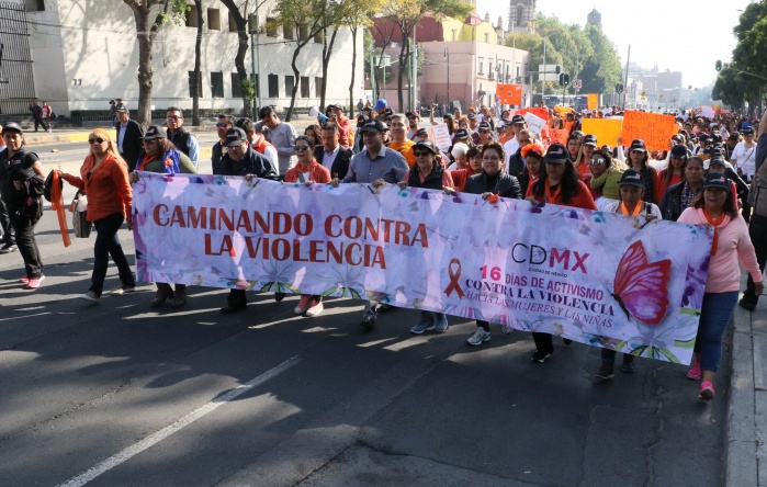 Marchan contra la violencia hacia las mujeres y niñas en la Ciudad de México