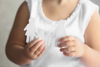 Menores huérfanos por delitos, con derecho a vivir en familia