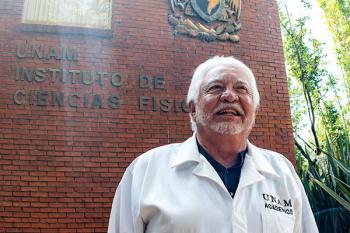 Iván Ortega Blake, investigador de la UNAM, recibe doctorado honoris causa de la UAEM