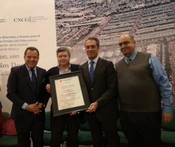 Entrega CEDA reconocimiento a Carlos Slim Domit