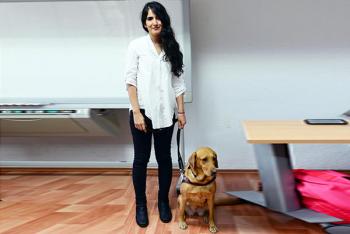 En la UNAM se “titula” binomio estudiante-perro guía