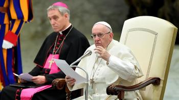 Califican con síndrome de filantropía al Papa