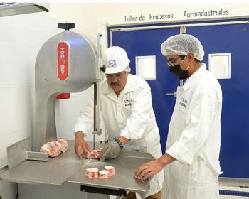 Capacitan a estudiantes en conservación y procesamiento de productos cárnicos de alta calidad