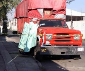 En Azcapotzalco, hallan cuerpo de hombre colgado del retrovisor de un camión 