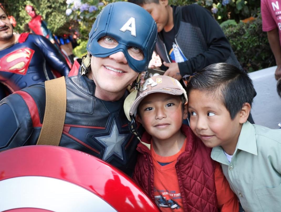 Adrián Rubalcava caracterizado de Capitán América entregó 12 mil juguetes a niñas y niños de Cuajimalpa