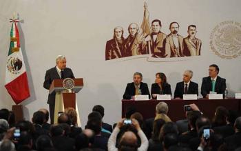Pide AMLO defender a paisanos