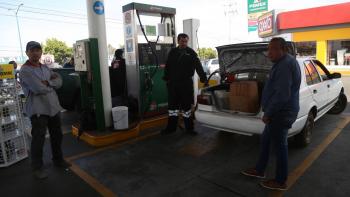 Registran capitalinos violencia por desabasto de gasolina